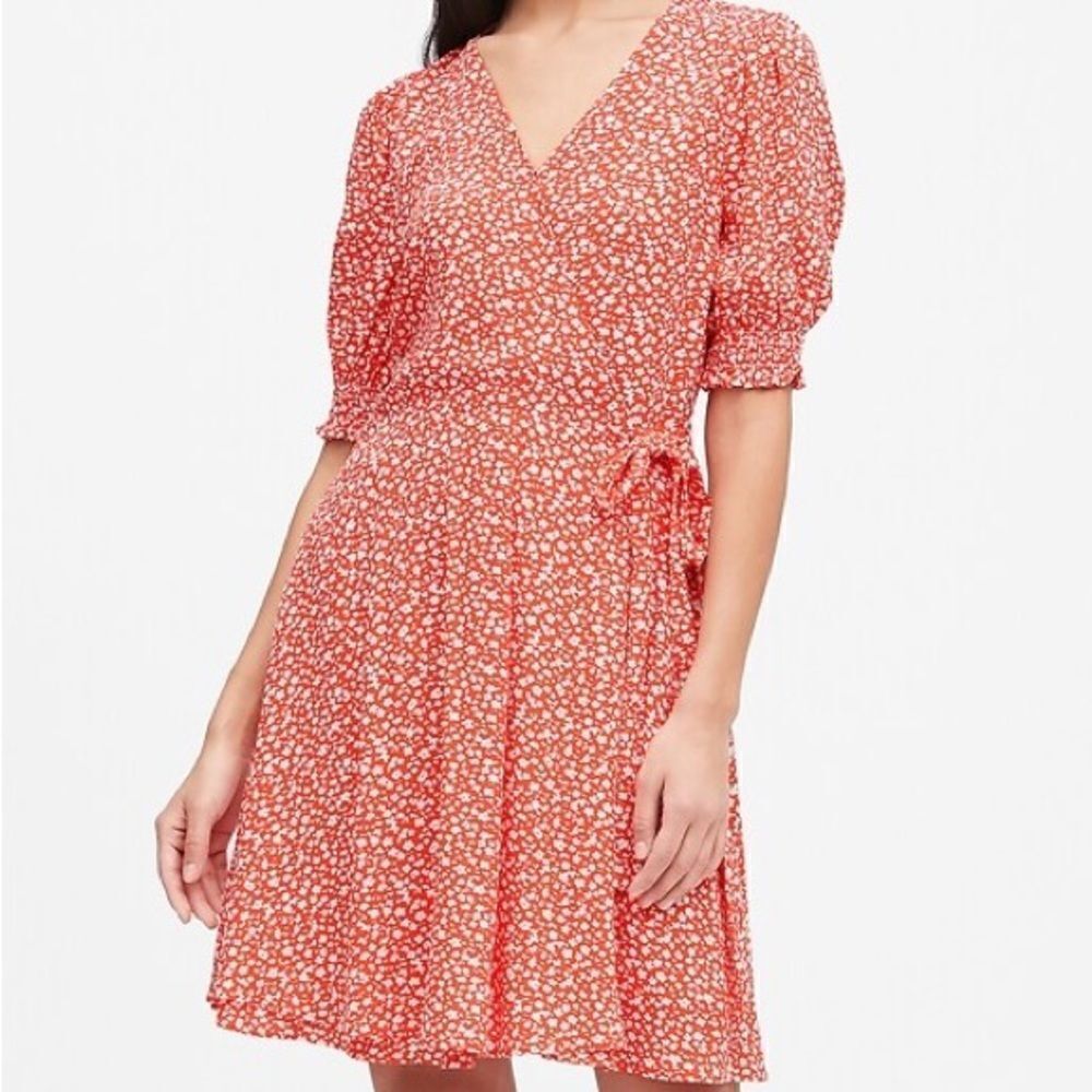 ✨HP✨Banana Republic Red Daisy Smocked Wrap Dress✨